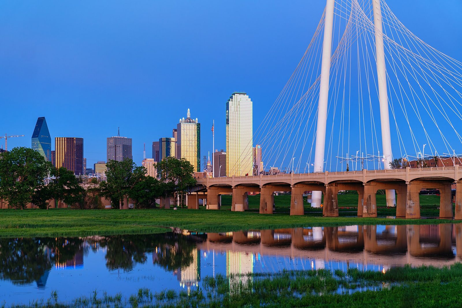 Dallas y el puente Margaret Hunt Hill sobre el Trinity